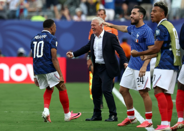 L'attaquant français Kylian Mbappé ( à gauche) et le sélectionneur des Bleus Didier Deschamps (au centre) après le premier but de l'équipe de France en 16e de finale de la Coupe du monde contre la Suède, à East Rutherford le 30 juin 2026