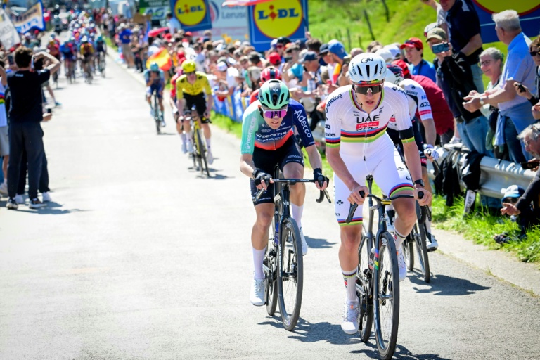 Paul Seixas dans la roue de la star slovène Tadej Pogacar lors de Liège-Bastogne-Liège, le 26 avril 2026