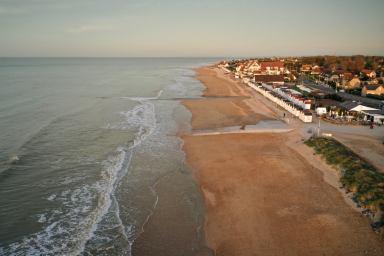 Vue aérienne de Juno Beach, l'une des cinq plages du débarquement allié du Jour J durant la Seconde Guerre mondiale, le 7 avril 2024 à Bernières-sur-Mer, en Normandie