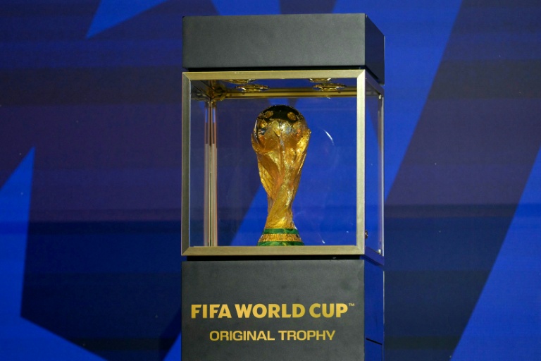Le trophée original du Mondial présenté vendredi à New York.