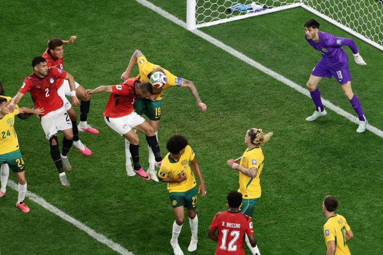 L'Egyptien Ramy Rabia et l'Australien Harry Souttar au duel durant le 16e de finale de Coupe du monde remporté par l'Egypte le 3 juillet 2026 à Arlington
