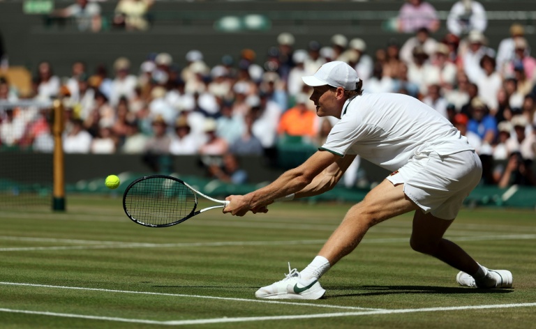 Le numéro un mondial Jannik Sinner lors de sa victoire contre l'Allemand Jan-Lennard Struff mardi en quart de finale à Wimbledon.