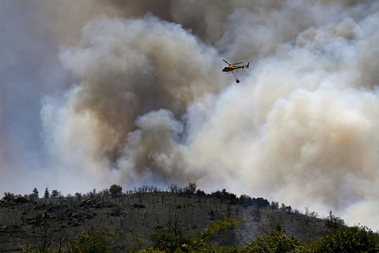 L’hélicoptère H125 de lutte contre l’incendie du SDIS11 (Service départemental d’incendie et de secours) largue de l’eau sur un feu de forêt près du col des Auzines, à proximité de Trévillach, dans le sud de la France, le 5 juillet 2026