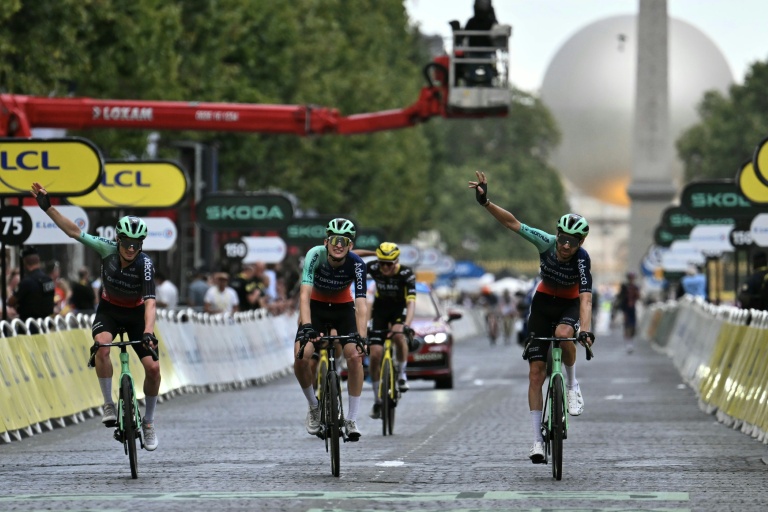 Paul Seixas et ses coéquipiers de la Decathlon CMA-CGM lors de l'arrivée de la 21e et dernière étape du Tour de France à Paris le 26 juillet 2026