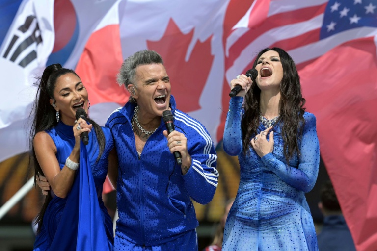 L'Américaine Nicole Scherzinger, le Britannique Robbie Williams et l'Italienne Laura Pausini (de gauche à droite) lors de la cérémonie de clôture de la Coupe du monde avant le coup d'envoi de la finale entre l'Espagne et l'Argentine, le 19 juillet 2026 au MetLife Stadium d'East Rutherford