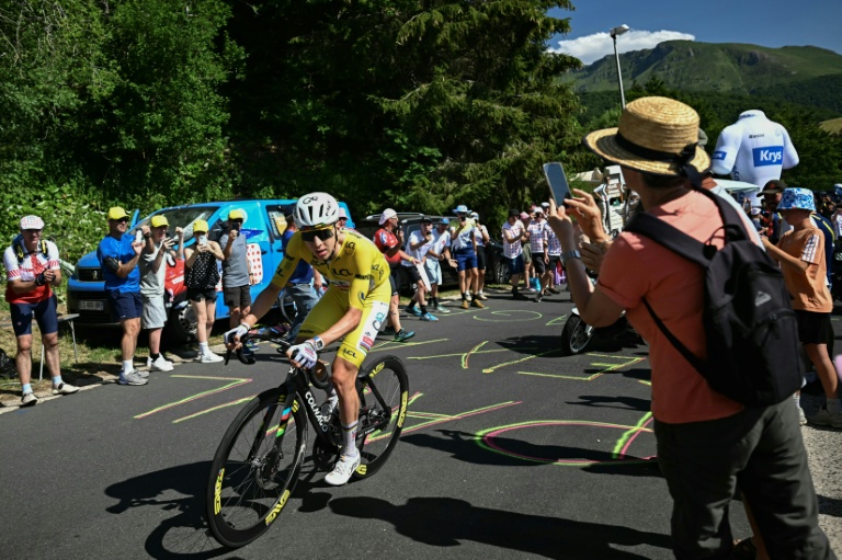 Tadej Pogacar seul à l'attaque dans le final de la 10e étape du Tour de France, le 14 juillet 2026, dans le Cantal