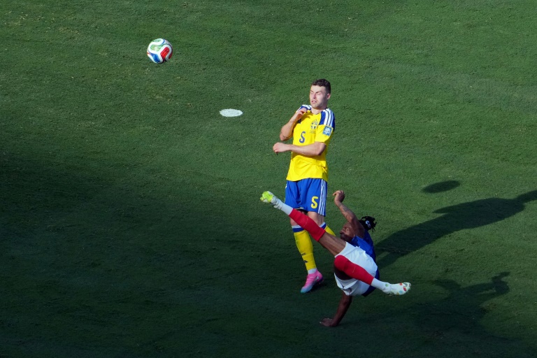 Michael Olise tente un ciseau acrobatique qui échoue de peu sur le poteau suédois lors du 16e de finale entre la France et la Suède le 30 juin 2026 à Arlington aux Etats-Unis