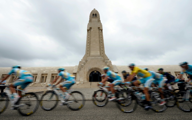 Vincenzo Nibali en jaune et le peloton du Tour de France passent devant l'Ossuaire de Douaumont le 11 juillet 2014
lors de la 7e étape du Tour. En cette année du centenaire de la Premier Guerre mondiale, sept étape avaient été tracées sur la ligne de front du conflit