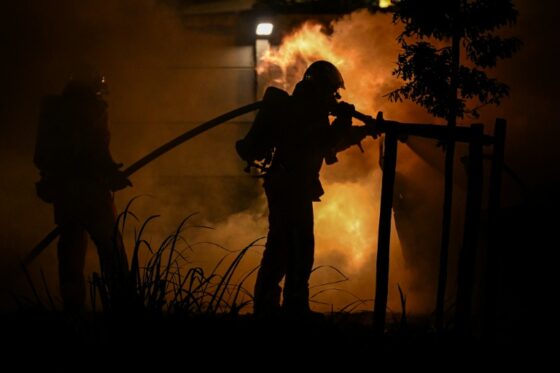 Pompiers combattant un incendie en France lors de la canicule