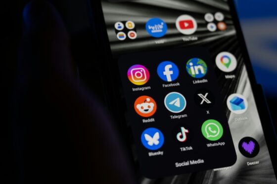 Capture d'écran de réseaux sociaux sur un smartphone, en lien avec l'interdiction des moins de 15 ans.