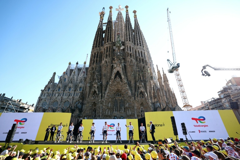 Les coureurs de TotalEnergies participent à une cérémonie de présentation avant le Tour de France devant la Sagrada Familia, le 2 juillet 2026 à Barcelone