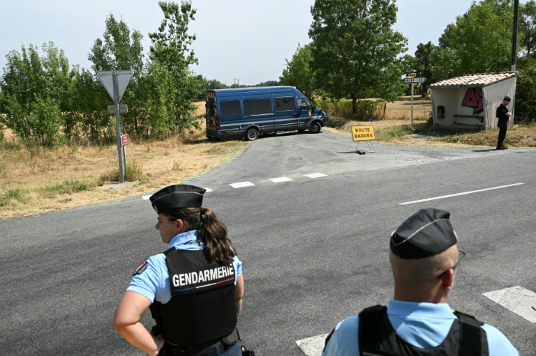 Des gendarmes devant une route bloquée près du site où sont menées des recherches pour retrouver le corps de Delphine Aussaguel, le 16 juillet 2026 à Villenue-sur-Vère, dans le Tarn