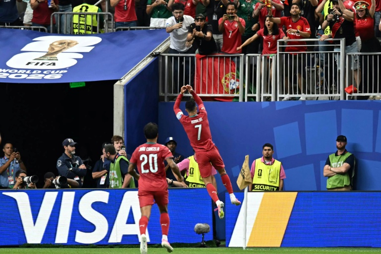 L'attaquant portugais Cristiano Ronaldo (centre), célèbre son but face à l'Ouzbékistan en Coupe du Monde, à Houston le 23 juin 2026