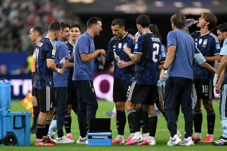 Lionel Scaloni, le sélectionneur de l'Argentine, s'adresse à ses joueurs lors du match de la Coupe du monde 2026 contre la Jordanie, à Arlington, le 27 juin 2026