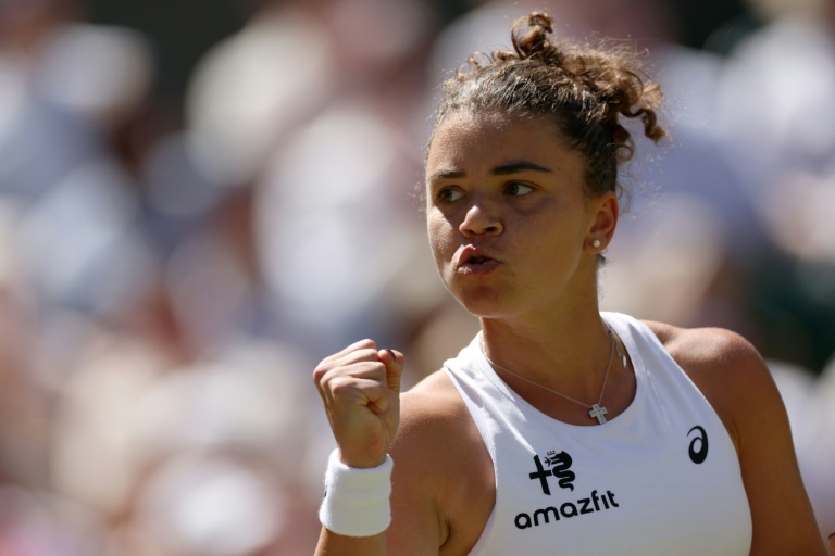 L'Italienne Jasmine Paolini le poing levé durant son 8e remporté contre Alexandra Eala, à Wimbledon le 6 juillet 2026