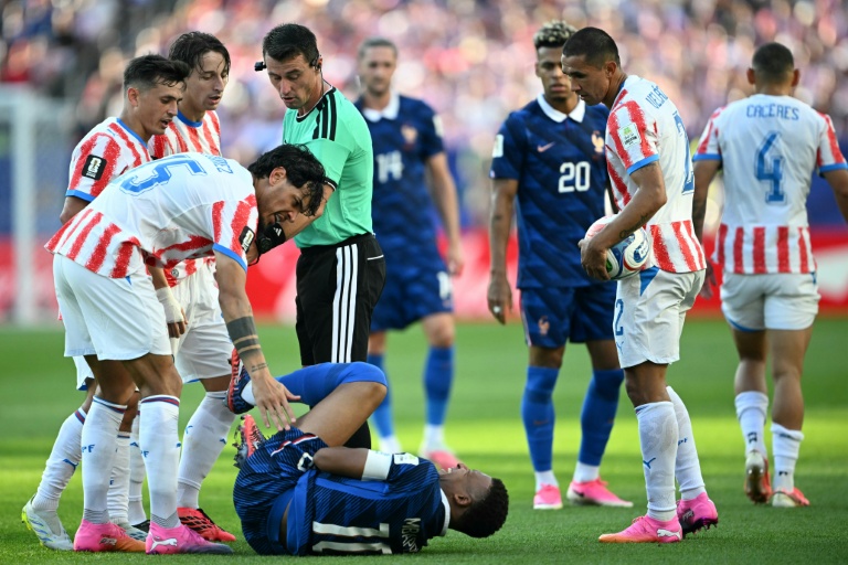 Kylian Mbappe reste au sol après un contact lors de la victoire des Bleus en 16e de finale de la Coupe du monde contre le Paraguay, le 4 juillet 2026 à Philadelphie