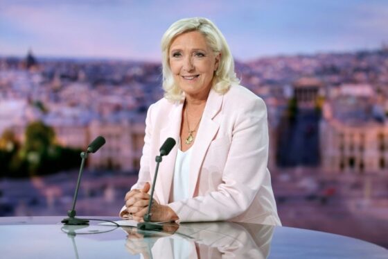Marine Le Pen souriante lors d'une interview, candidate à la présidentielle de 2027.