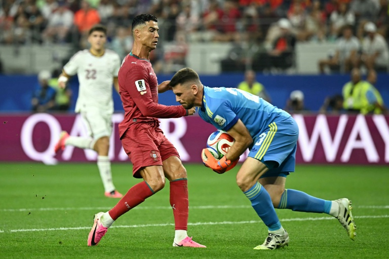 Le gardien espagnol Unai Simon remporte son duel avec l'attaquant vedette du Portugal Cristiano Ronaldo, en huitièmes de finale du Mondial, le 6 juillet 2026 à Dallas