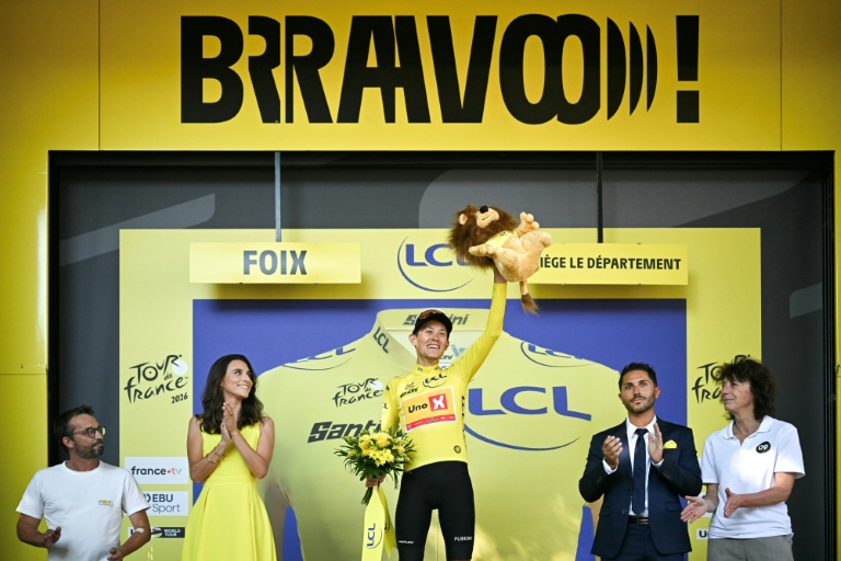 Le Norvégien Torstein Traeen sur le podium pour récupérer son maillot jaune à l'issue de la 4e étape du Tour de France le 7 juillet 2026, l'un des passages obligatoires du protocole que tentent d'éviter certains leaders pour gagner du temps