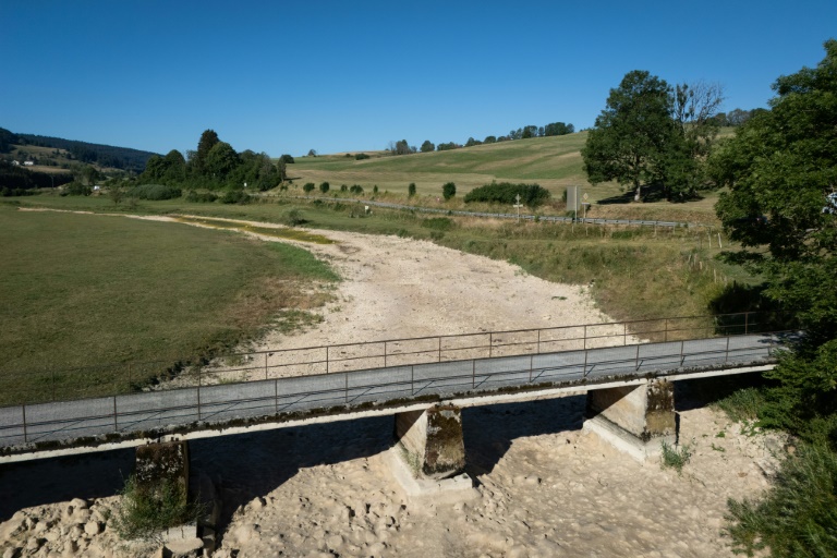 Le Doubs à sec le 9 juillet 2026, à Montbenoît, dans l'est de la France