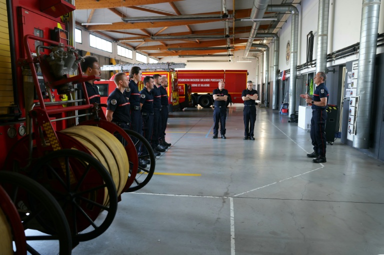 Des pompiers du service d'incendie et de secours (SDIS 77) lors d'une réunion matinale dans la caserne de Ferrières-en-Brie, en Seine-et-Marne, le 10 juillet 2026