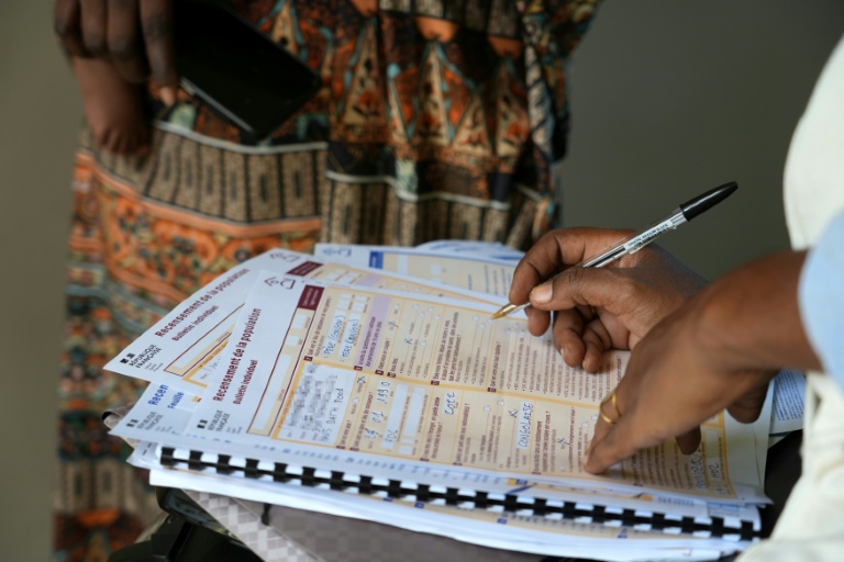 Un agent recenseur recueille des informations auprès d'unz habitantz à Mamoudzou, le 2 décembre 2025 à Mayotte