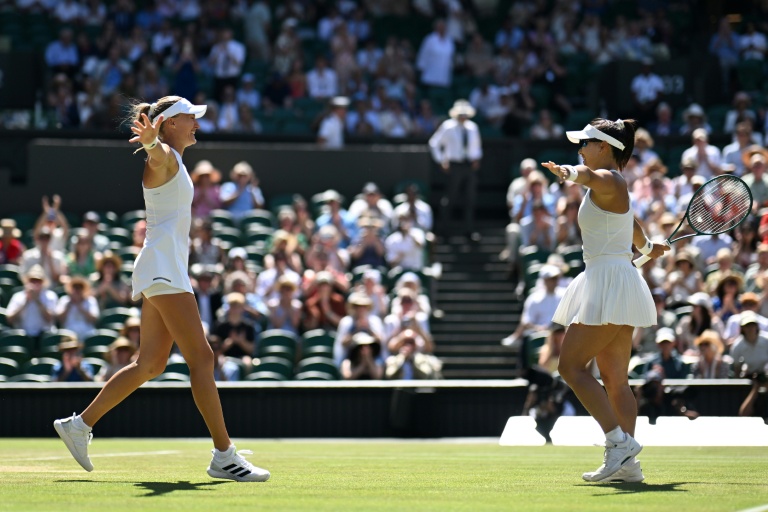 La Française Kristina Mladenovic (g) et la Chinoise Guo Hanyu viennet de remporter le double dames de Wimbledon le 12 juillet 2026 à Londres