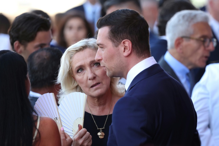 Marine Le Pen et le président du RN Jordan Bardella assistent, le 14 juillet 2026, à la cérémonie marquant le 10e anniversaire de l'attentat de Nice en juillet 2016