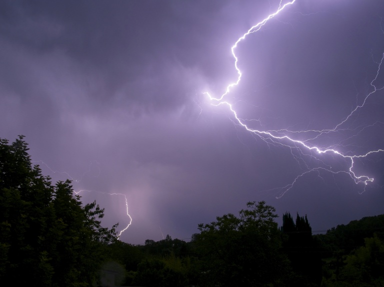 Foudre illuminant le ciel lors d'un orage dans le Centre-Est