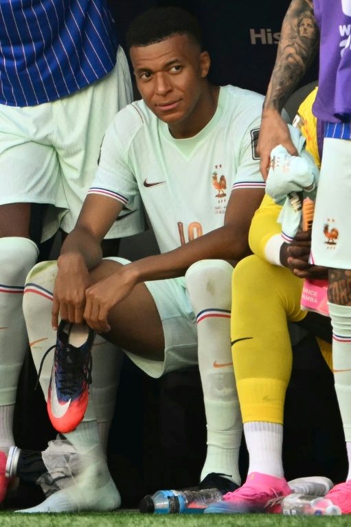 Le capitaine français Kylian Mbappe sur le banc avec une poche de glace sur la cheville droite après sa sortie lors de France-Maroc en quart de finale de la Coupe du monde au Boston Stadium de Foxborough le 9 juillet 2026
