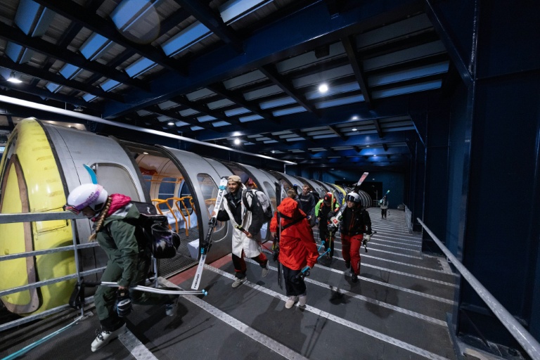 Des skieurs descendent du funiculaire de la Grande Motte, le 11 juillet 2026 à Tignes, en Savoie