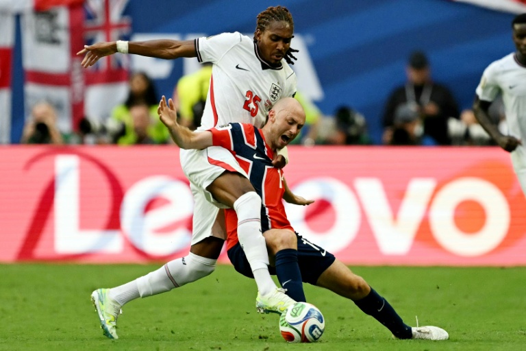 Le défenseur anglais Djed Spence et le milieu norvégien Fredrik Aursnes à la lutte pour le ballon, à Miami, le 11 juillet 2026
