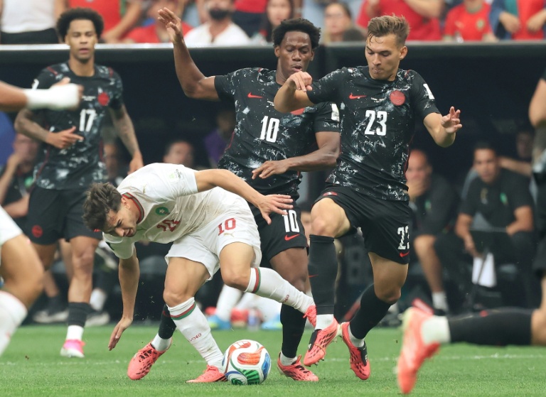 L'attaquant marocain Brahim Diaz (à gauche), et les Canadiens Jonathan David (2e plan) et Niko Sigur (à droite) lors du 8e de finale de la Coupe du monde, à Houston le 4 juillet 2026