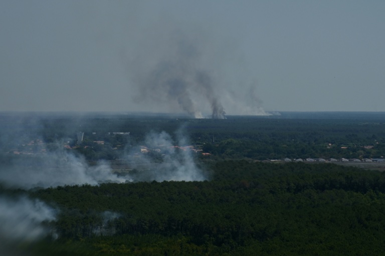 Vue prise depuis un hélicoptère de la Sécurité civile montrant des reprises de feu près de Lège-Cap-Ferret, en Gironde, le 28 juillet 2026