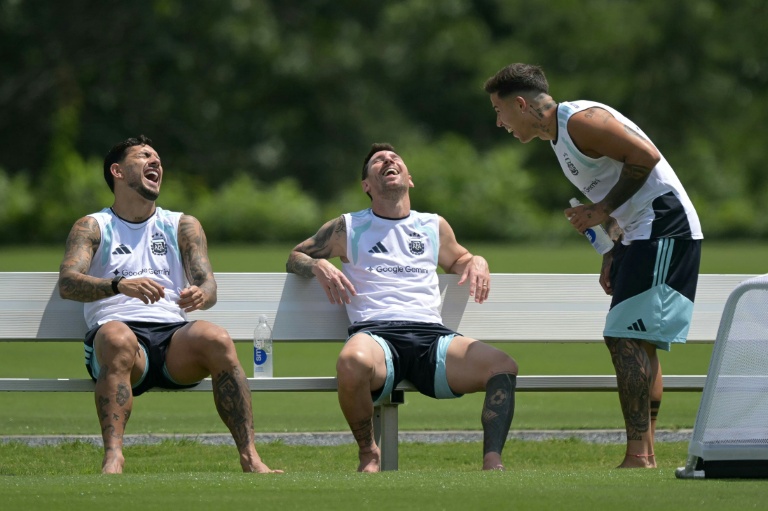Les Argentins Leandro Paredes, Lionel Messi et Enzo Fernandez (de g à dr) se détendent lors d'une session d'entraînement avant la finale de la coupe du monde dimanche contre l'Espagne  New York.