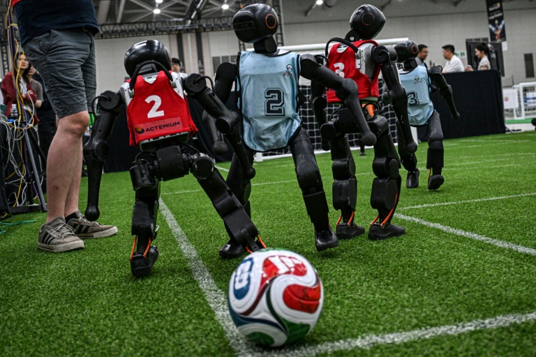 Des robots participent à un match de football lors de la RoboCup 2026, une compétition de robotique et d’intelligence artificielle à Incheon, en Corée du Sud, le 3 juillet 2026