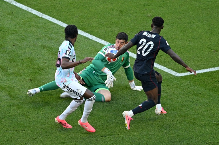 Le gardien belge Thibaut Courtois met l'attaquant américain Folarin Balogun en échec lors de la large victoire des Diables rouges face au Team USA (4-1en huitième de finale du Mondial le 6 juillet 2026 à Seattle