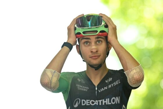 Lenny Martinez se prépare avant une étape du Tour de France