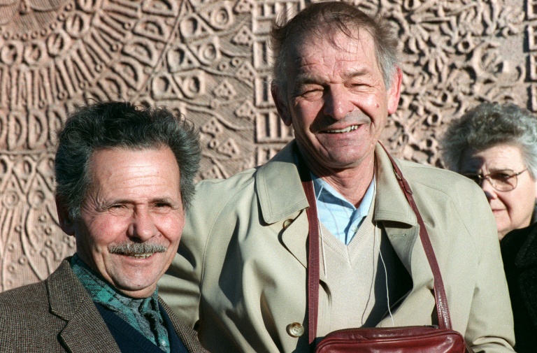 Raymond Mis (d) et Gabriel Thiennot après avoir été reçus par le garde des sceaux Pierre Arpaillange pour obtenir la révision de leur procès, à Paris, le 16 décembre 1988