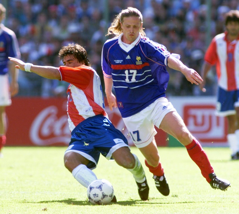 Le milieu de terrain français Emmanuel Petit, au duel avec le Paraguayen Roberto Acuna, en huitièmes de finale du Mondial, le 28 juin 1998 à Lens