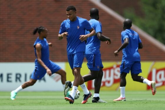 Kylian Mbappé et l'équipe de France s'entraînent avant la demi-finale contre l'Espagne.
