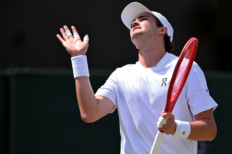 La pépite brésilienne Joao Fonseca frustré par le Russe Roman Safiullin à Wimbledon, le 3 juillet 2026