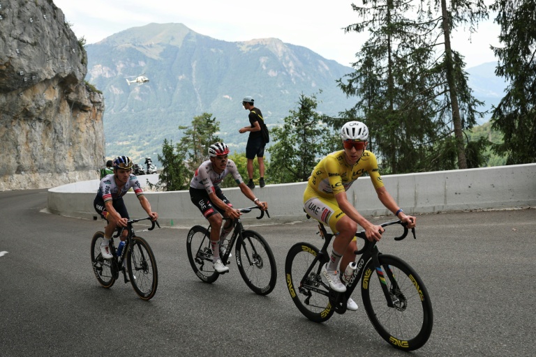 Tadej Pogacar (à droite), Isaac Del Toro (au centre) et Remco Evenepoel n'ont pas réussi à se départager dans la montée finale vers le plateau de Solaison lors de la 15e étape du Tour de France le 19 juillet 2026, finalement remportée par Remco Evenepoel