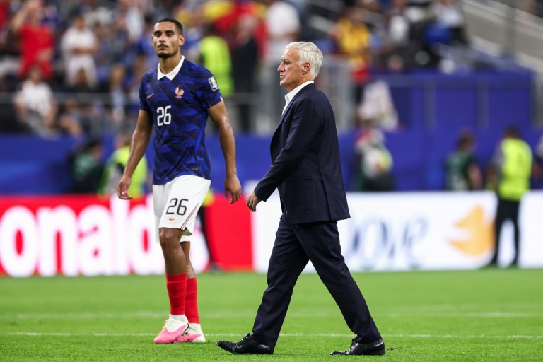 Le joueur de l'équipe de France Maxence Lacroix et le sélectionneur Didier Deschamps après l'élimination en demi-finale du Mondial-2026 contre l'Espagne, le 14 juillet 2026 à Arlington