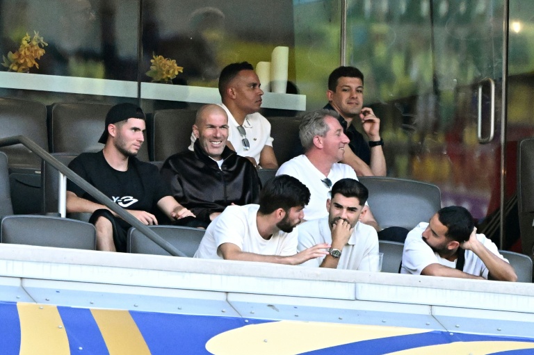 La légende du football français Zinédine Zidane (c) lors du match entre le Brésil et le Maroc, au Mondial, le 13 juin 2026 à East Rutherford (New Jersey)