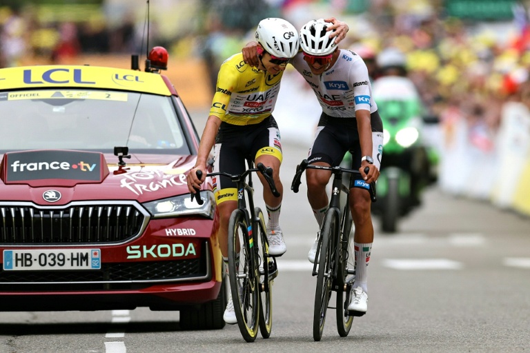 La belle communion des coéquipiers d'UAE, Tadej Pogacar et Isaac del Toro, à l'arrivée de la 20e étape du Tour de France à l'Alpe d'Huez le 25 juillet 2026