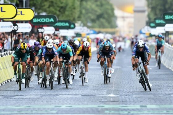 Mathieu van der Poel et Tadej Pogacar lors de la dernière étape du Tour de France à Paris