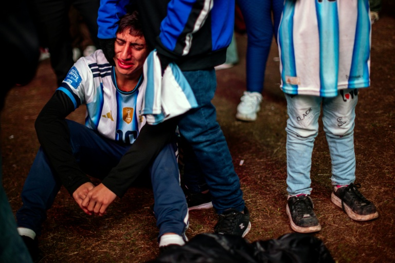 Un supporter argentin réagit après la défaite de son équipe en finale de la Coupe du monde de football contre l'Espagne, alors qu'il suivait le match sur un écran géant à Buenos Aires, le 19 juillet 2026