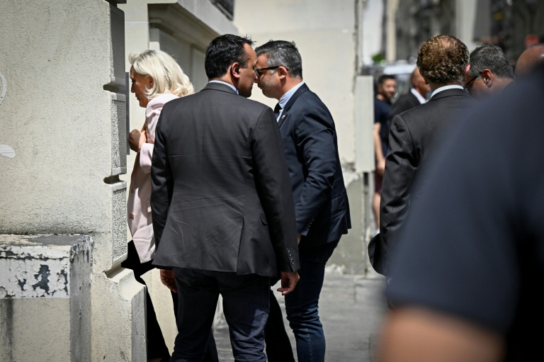 Marine Le Pen (g), présidente du groupe parlementaire du Rassemblement national (RN), arrive au nouveau siège du parti, le 7 juillet 2026 à Paris, après avoir été condamnée par la cour d'appel de Paris lors du procès en appel pour détournement de fonds publics européens dans l'affaire des emplois présumés fictifs au Parlement européen