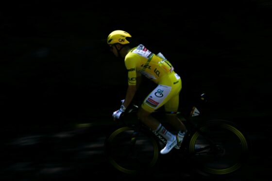Tadej Pogacar en maillot jaune lors d'une étape du Tour de France.